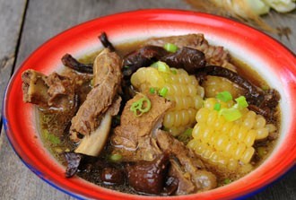 [调味料]滑菇排骨炖玉米，香甜可口